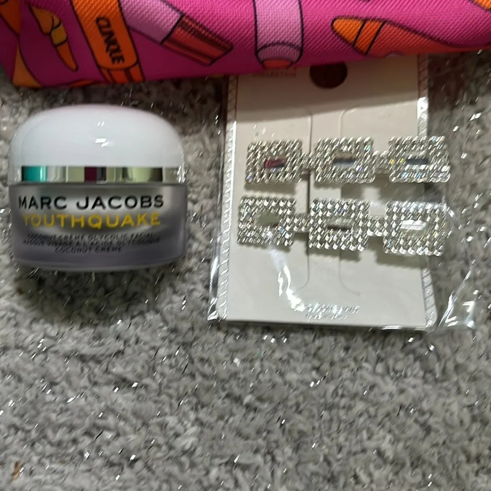 Clinique make-up bag with Marc Jacob Youthquake and hair clips! - Picture 3 of 3